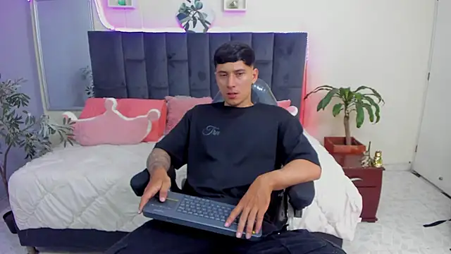 Snapshot of Damian23__ chatting on January 12, 3:57 pm Damian23   online show from January 12, 3:57 pm