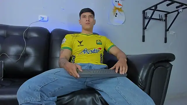 Snapshot of Damian23__ chatting on December 13, 9:36 am Damian23   online show from December 13, 9:36 am
