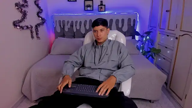 Snapshot of Damian23__ chatting on December 15, 12:28 pm Damian23   online show from December 15, 12:28 pm