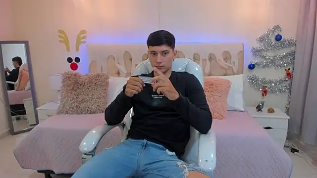 Snapshot of Damian23__ chatting on December 17, 12:33 pm Damian23   online show from December 17, 12:33 pm