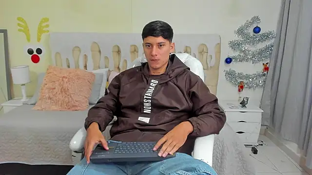 Snapshot of Damian23__ chatting on January 2, 12:57 pm Damian23   online show from January 2, 12:57 pm