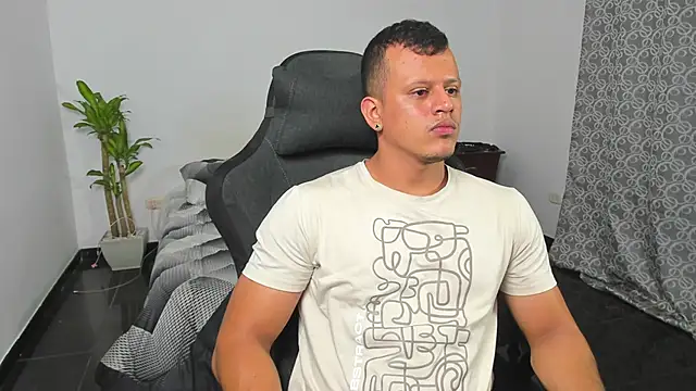 Snapshot of Alex_towers chatting on March 15, 4:02 am Alex towers online show from March 15, 4:02 am