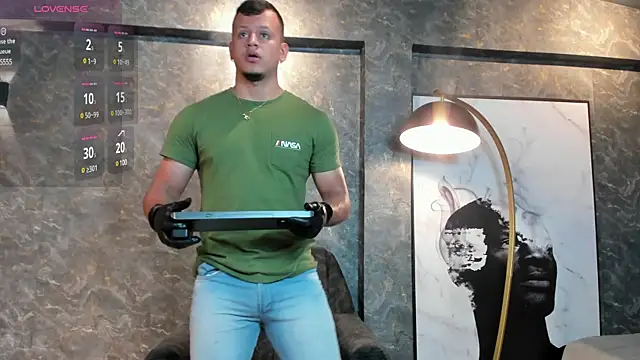 Snapshot of Alex_towers chatting on December 4, 9:13 pm Alex towers online show from December 4, 9:13 pm