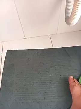 Snapshot of lobomisterioso13 chatting on December 18, 10:51 am lobomisterioso13 online show from December 18, 10:51 am