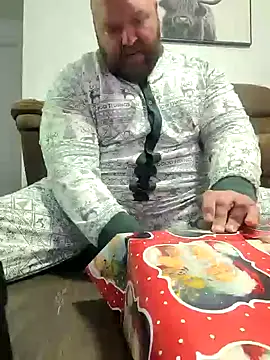 Snapshot of Strong_Bear89 chatting on December 24, 4:11 am Strong Bear89 online show from December 24, 4:11 am