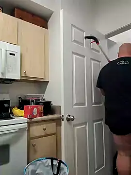 Snapshot of Strong_Bear89 chatting on December 20, 9:21 am Strong Bear89 online show from December 20, 9:21 am