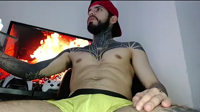 Snapshot of BlackTattooKing chatting on October 24, 10:39 am BlackTattooKing online show from October 24, 10:39 am
