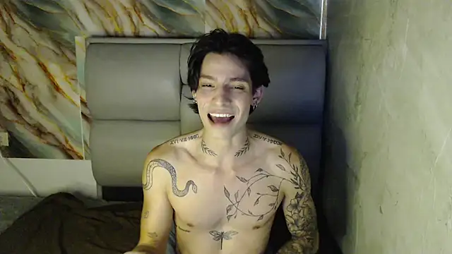 Snapshot of Apolo_Hidalgo01 chatting on October 11, 11:31 pm Apolo Hidalgo01 online show from October 11, 11:31 pm