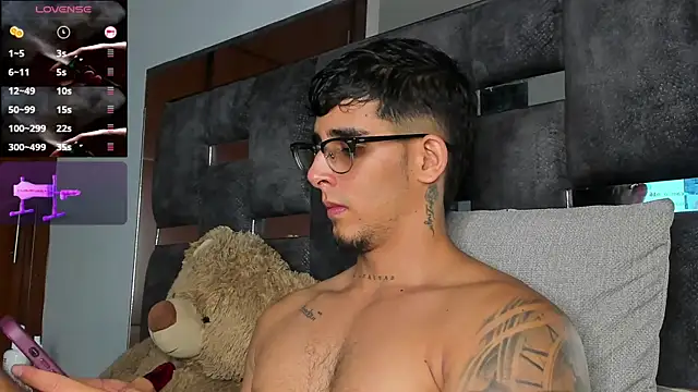 Snapshot of iamcamiloo_ chatting on October 23, 6:06 am iamcamiloo  online show from October 23, 6:06 am