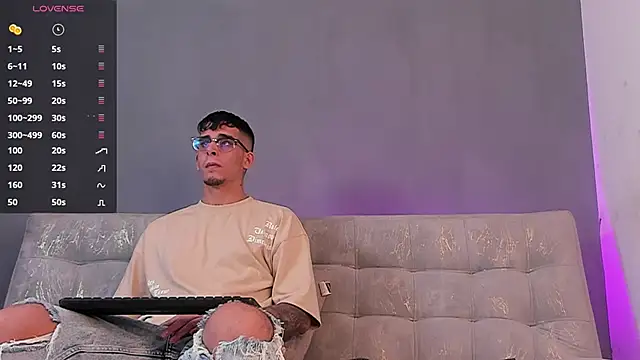 Snapshot of iamcamiloo_ chatting on January 1, 10:46 pm iamcamiloo  online show from January 1, 10:46 pm