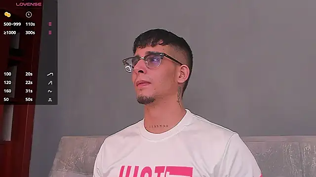 Snapshot of iamcamiloo_ chatting on December 18, 6:53 am iamcamiloo  online show from December 18, 6:53 am