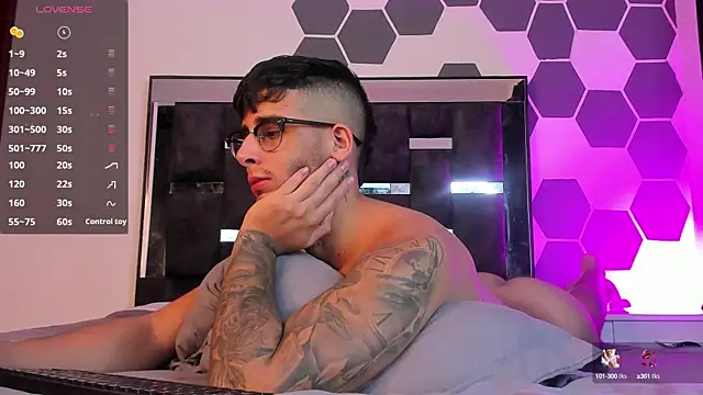Snapshot of iamcamiloo_ chatting on February 9, 12:40 am iamcamiloo  online show from February 9, 12:40 am
