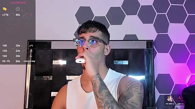 Snapshot of iamcamiloo_ chatting on February 7, 4:37 am iamcamiloo  online show from February 7, 4:37 am