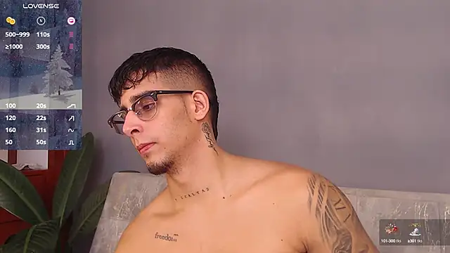 Snapshot of iamcamiloo_ chatting on December 12, 3:43 am iamcamiloo  online show from December 12, 3:43 am