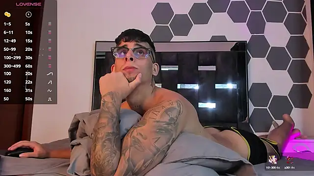Snapshot of iamcamiloo_ chatting on February 1, 5:28 am iamcamiloo  online show from February 1, 5:28 am
