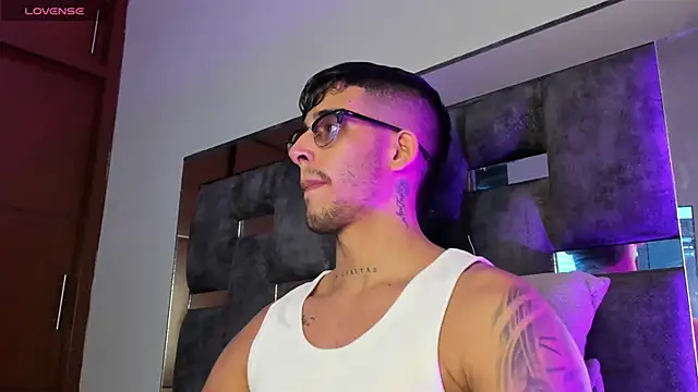 Snapshot of iamcamiloo_ chatting on March 21, 2:07 am iamcamiloo  online show from March 21, 2:07 am