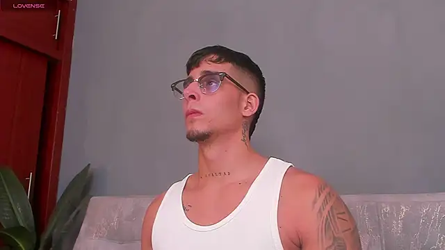 Snapshot of iamcamiloo_ chatting on December 4, 4:10 am iamcamiloo  online show from December 4, 4:10 am