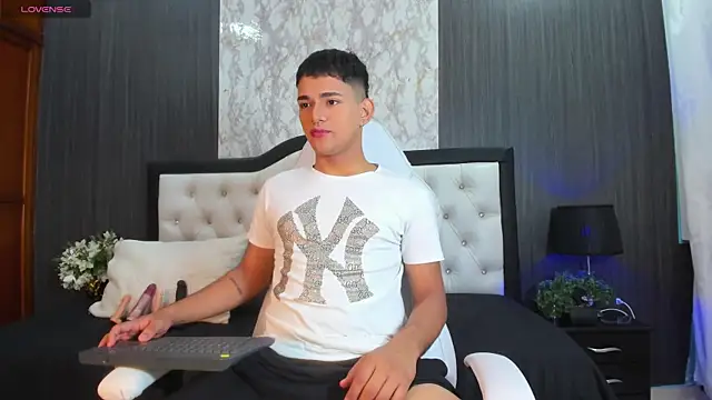 Snapshot of ander_deimond_ chatting on January 3, 1:14 pm ander deimond  online show from January 3, 1:14 pm