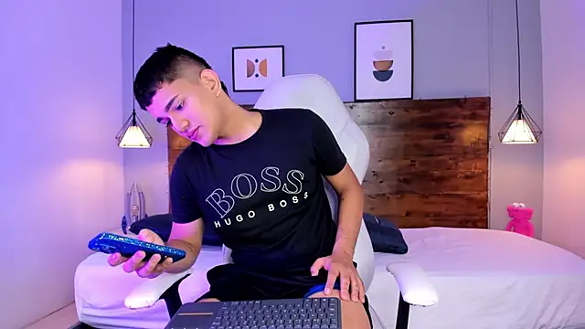 Snapshot of ander_deimond_ chatting on February 10, 1:44 pm ander deimond  online show from February 10, 1:44 pm