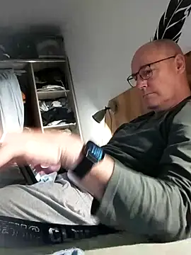 bogland33 online show from April 6, 7:25 pm