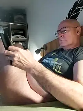 bogland33 online show from April 4, 8:50 pm