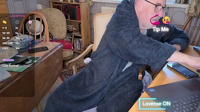 Adamdaddybear online show from November 20, 7:40 am