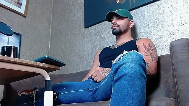 Snapshot of NigelBoydXXX chatting on March 17, 7:13 am NigelBoydXXX online show from March 17, 7:13 am