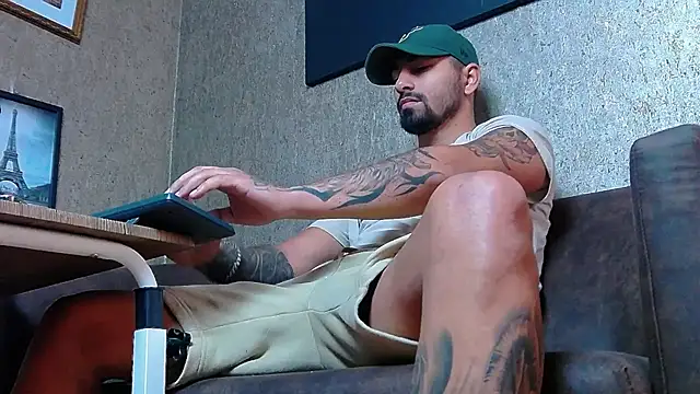 Snapshot of NigelBoydXXX chatting on March 19, 8:34 am NigelBoydXXX online show from March 19, 8:34 am