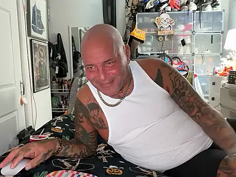Snapshot of joeytatts66 chatting on October 25, 4:14 am joeytatts66 online show from October 25, 4:14 am