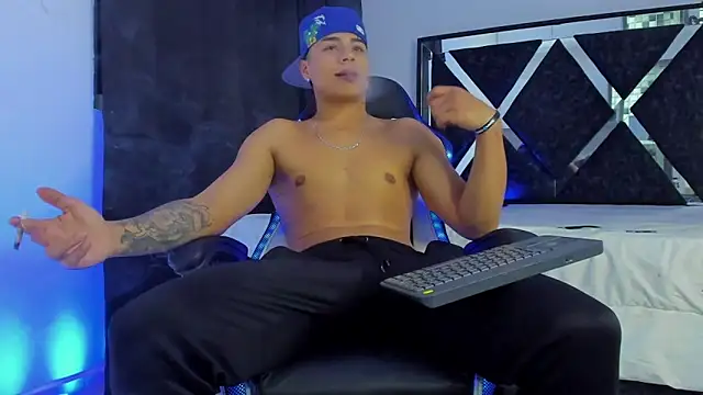 SantiagoReyesFtt online show from December 31, 1:47 am