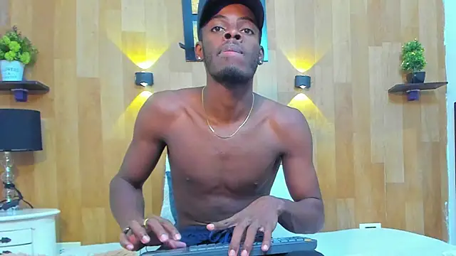 Snapshot of royce_ebony chatting on February 21, 2:50 am royce ebony online show from February 21, 2:50 am