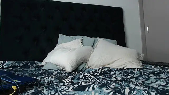 jonhklleyn online show from September 8, 8:30 pm