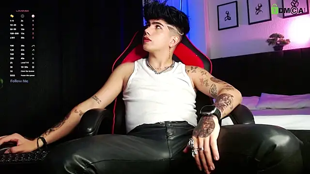 LyleBennett  online show from April 6, 10:38 am