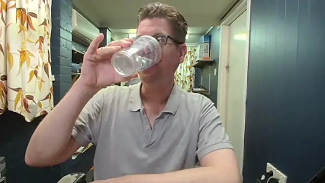 tilobinder online show from October 18, 1:49 pm