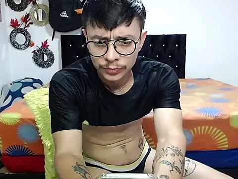 PaleVibes online show from April 4, 8:28 pm