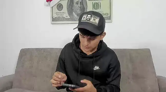 Snapshot of Lyam_ap chatting on January 1, 4:39 am Lyam ap online show from January 1, 4:39 am