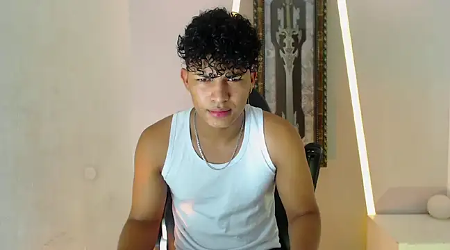 Snapshot of jamescurli_ chatting on January 6, 5:30 am jamescurli  online show from January 6, 5:30 am