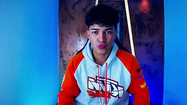Snapshot of jamescurli_ chatting on February 27, 3:47 am jamescurli  online show from February 27, 3:47 am