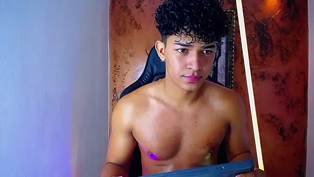 Snapshot of jamescurli_ chatting on March 8, 6:19 am jamescurli  online show from March 8, 6:19 am