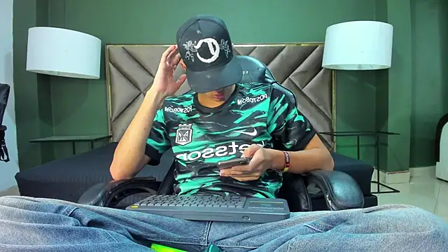 Snapshot of Tyler_Rodriguez chatting on October 27, 11:40 pm Tyler Rodriguez online show from October 27, 11:40 pm