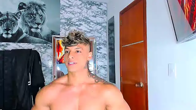 Snapshot of Owen_Muzcle chatting on February 13, 4:32 am Owen Muzcle online show from February 13, 4:32 am