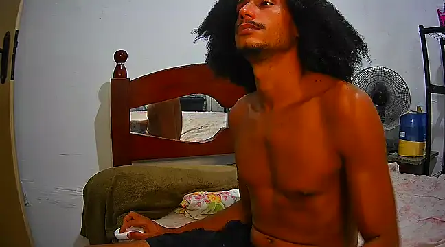 Snapshot of SkinnyLatinMan chatting on February 15, 1:22 am SkinnyLatinMan online show from February 15, 1:22 am