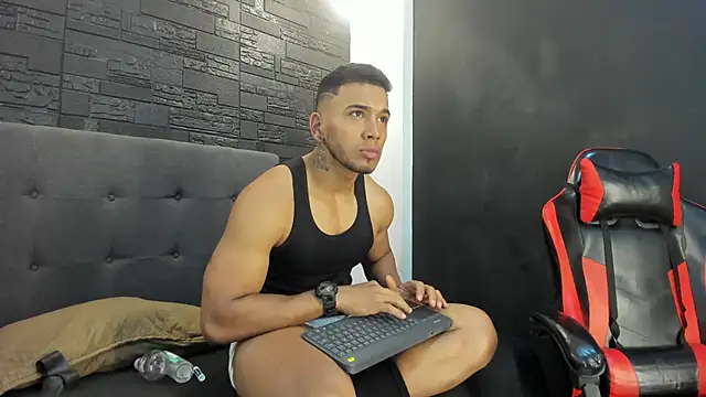Snapshot of bruno_miller_ chatting on December 20, 9:06 pm bruno miller  online show from December 20, 9:06 pm