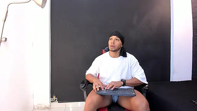 Snapshot of bruno_miller_ chatting on December 16, 8:48 pm bruno miller  online show from December 16, 8:48 pm