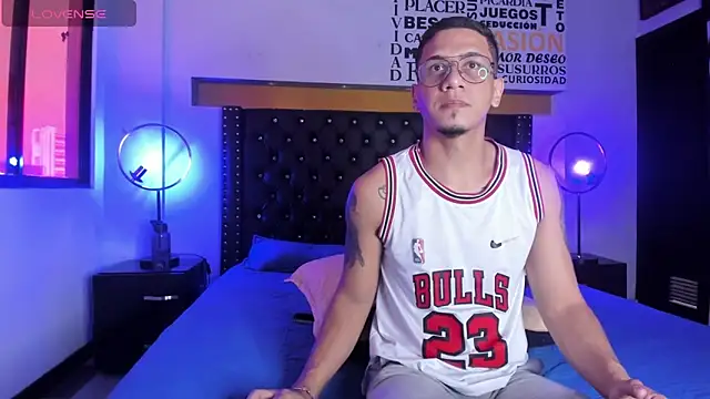 JoshMillerr  online show from January 26, 7:41 pm