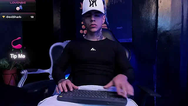 Flynn Riider online show from January 10, 6:56 pm