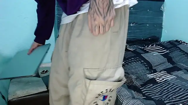 Snapshot of pervertsteens3 chatting on September 28, 7:17 am pervertsteens3 online show from September 28, 7:17 am