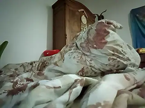 Snapshot of priscilla420 chatting on October 21, 11:18 pm priscilla420 online show from October 21, 11:18 pm