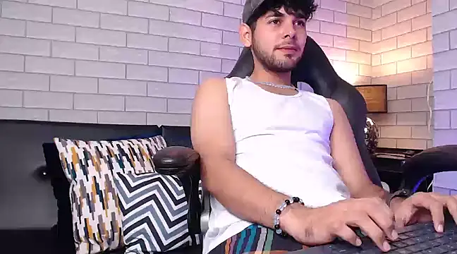 Snapshot of Samir_bear chatting on February 18, 12:28 pm Samir bear online show from February 18, 12:28 pm