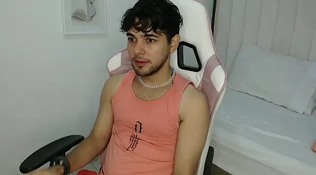 Snapshot of Samir_bear chatting on January 2, 12:46 pm Samir bear online show from January 2, 12:46 pm